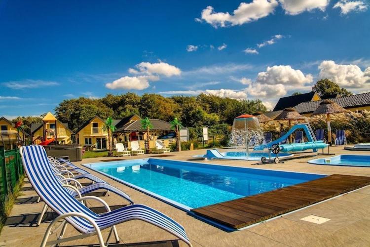Holiday Resort, อุสตรอเนียมอร์สเกีย ภายนอก รูปภาพ